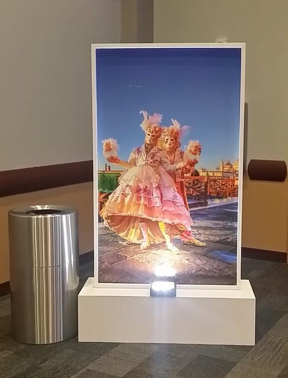 One graphic panel wall with an art deco photo of two people from the Renaissance era as a large decal.
